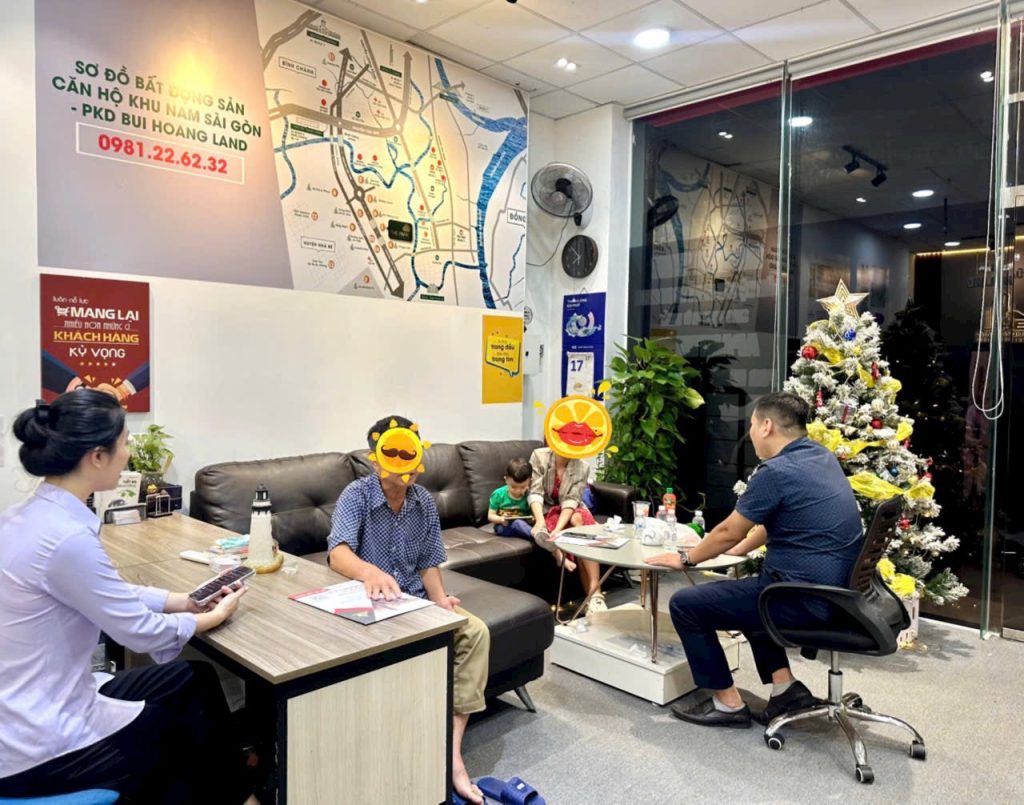 Nhân viên giao dịch tại công ty Bùi Hoàng Land